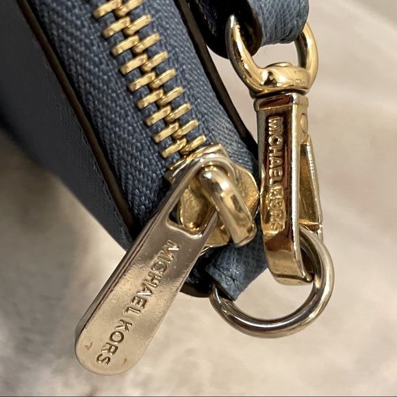 *SOLD* Michael Kors Wristlet - Picture 3 of 6